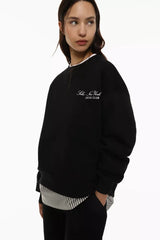 بائیں بازو کی خواتین نے سویٹ شرٹ میں کڑھائی کی۔