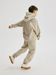 ریزروڈ بوائز بیج پرنٹ شدہ سویٹ شرٹ اور سوئی پینٹس کاٹن سیٹ