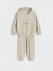 ریزروڈ بوائز بیج پرنٹ شدہ سویٹ شرٹ اور سوئی پینٹس کاٹن سیٹ