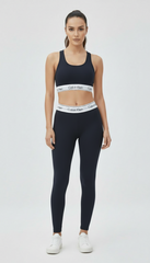 کیلون کلین خواتین کی چولی اور لیگنگز نیوی بلیو سیٹ کرتی ہیں