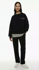 بائیں بازو کی خواتین نے سویٹ شرٹ میں کڑھائی کی۔