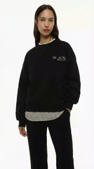 بائیں بازو کی خواتین نے سویٹ شرٹ میں کڑھائی کی۔