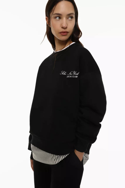 بائیں بازو کی خواتین نے سویٹ شرٹ میں کڑھائی کی۔