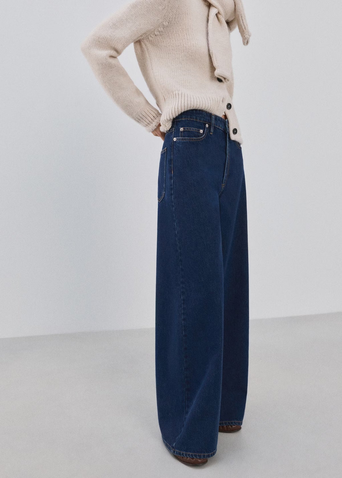 Wide leg mid-rise jeans
