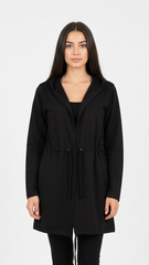 جنینا خواتین گھٹنے کی لمبائی والی ہوڈی ڈرا رہی ہیں۔