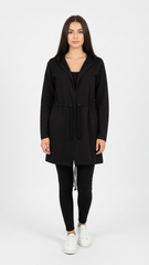 جنینا خواتین گھٹنے کی لمبائی والی ہوڈی ڈرا رہی ہیں۔