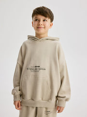 ریزروڈ بوائز بیج پرنٹ شدہ سویٹ شرٹ اور سوئی پینٹس کاٹن سیٹ