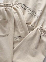 ریزروڈ بوائز بیج پرنٹ شدہ سویٹ شرٹ اور سوئی پینٹس کاٹن سیٹ