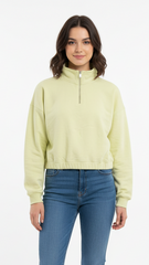 برشکا خواتین نے کٹی ہوئی سویٹ شرٹ کو زپ اپ کیا۔