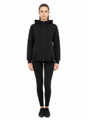 خواتین FRILLS کے ساتھ ہوڈی کو زپ کر رہی ہیں۔