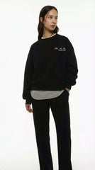 بائیں بازو کی خواتین نے سویٹ شرٹ میں کڑھائی کی۔