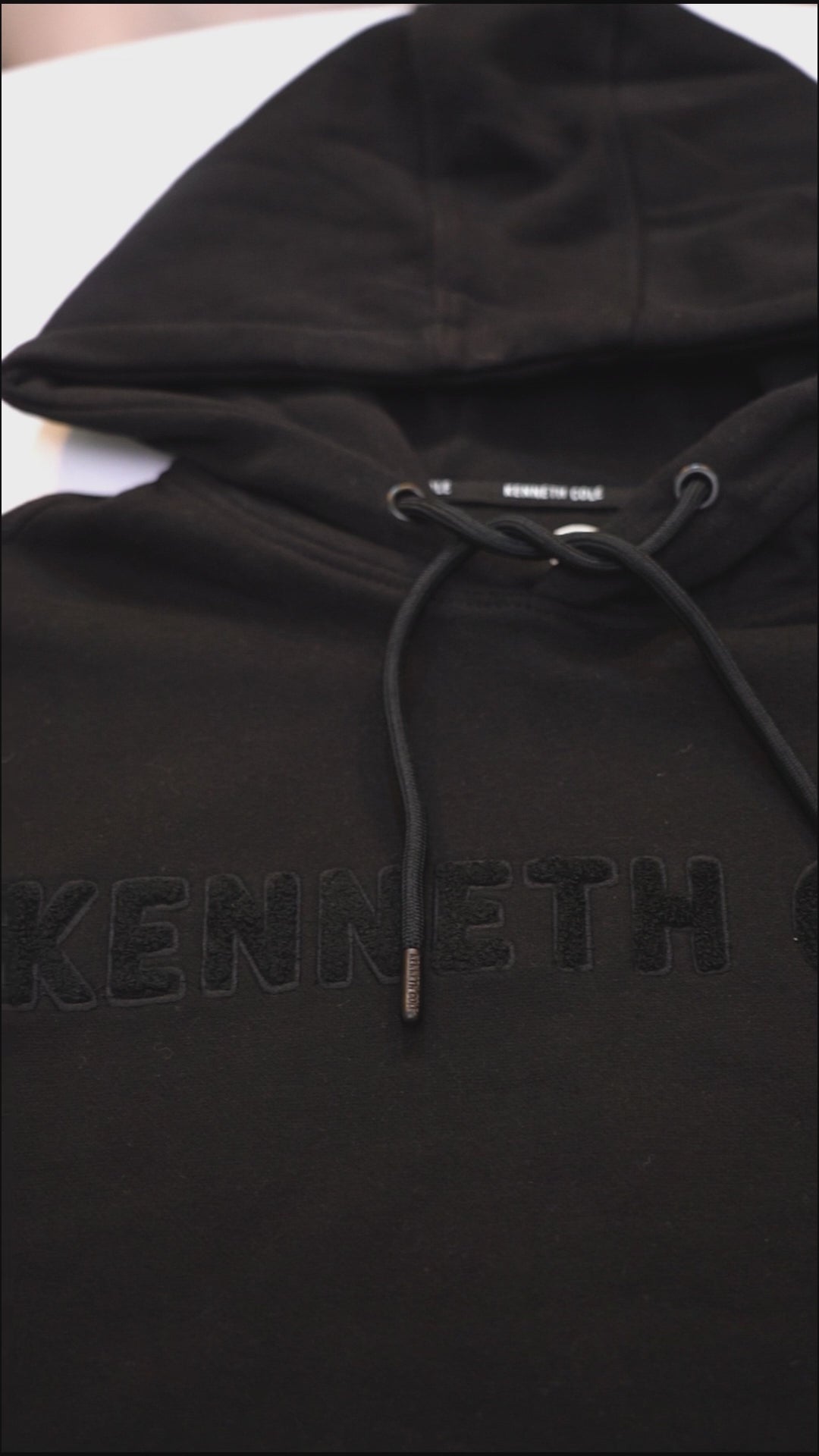 کینتھ کول مینز ایمبوسڈ لوگو ہوڈی